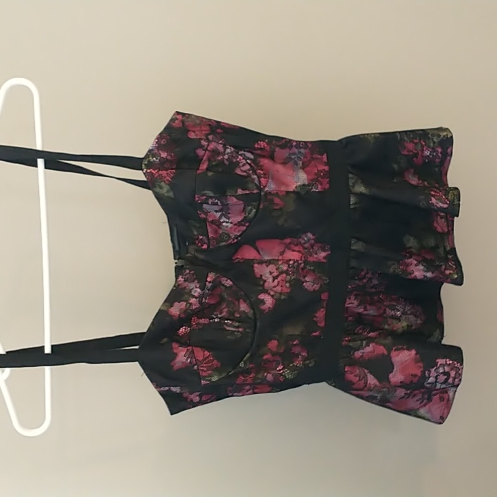 Gorgeous! Black&Floral peplum top sz 10